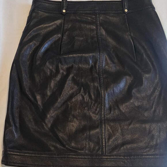 Guess Pleather Miniskirt Women's US Size (0) Soft With Gold Detailing - Picture 14 of 14